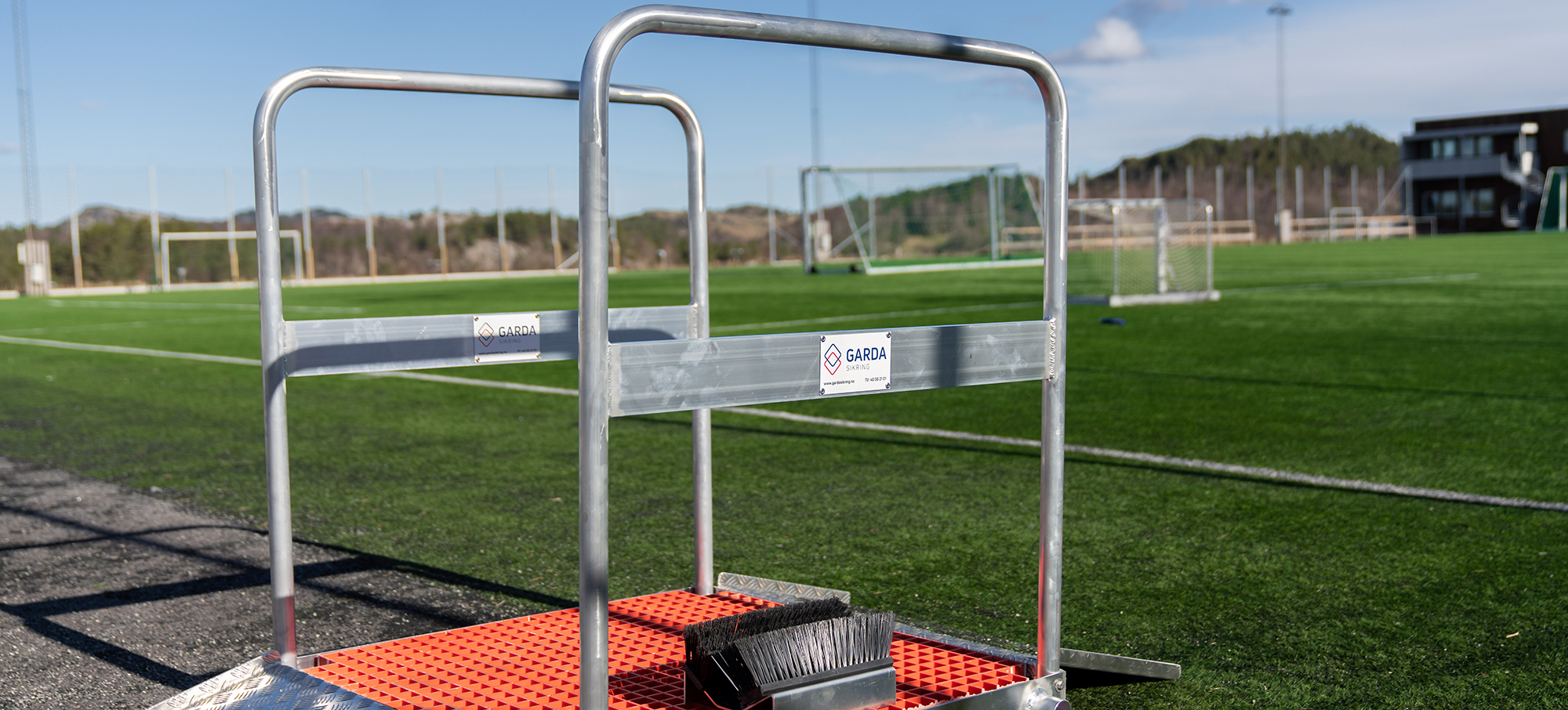 Garda Granulatoppsamler ved fotballbane