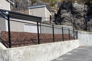 Sortlakkert gjerde på murkant