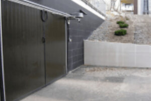 Todelt foldeport for garasje og bygninger i sort fra Reco Duo.